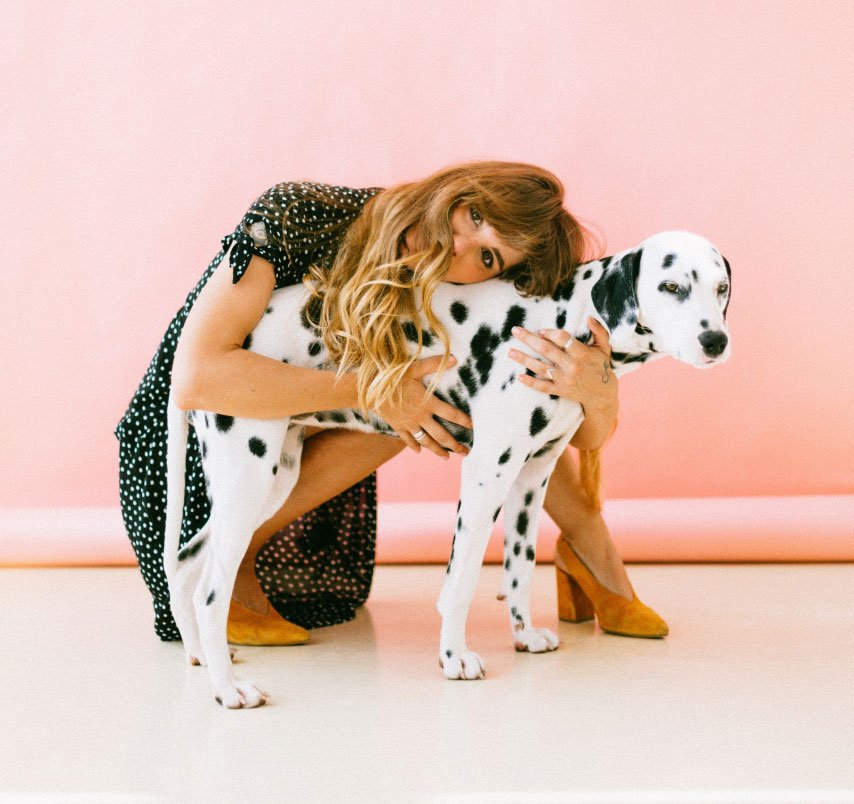 Woman hugging a dog • Cuccioli e Crocchette, Reico Partner | Sano. Naturale. Minerale.